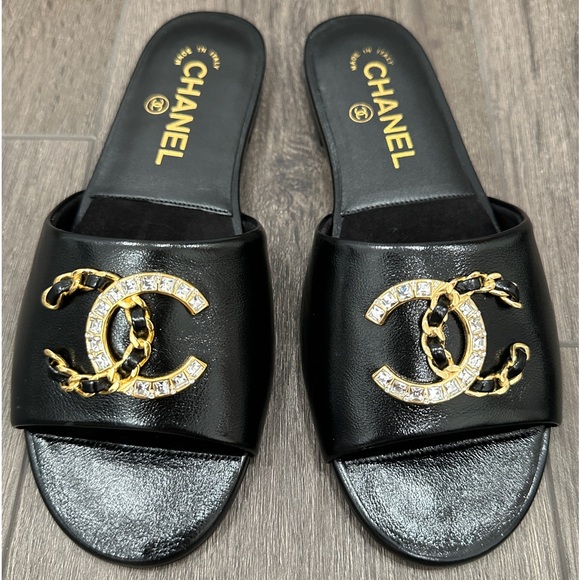 2024 CHANEL BLACK LEATHER SLIDES WITH GOLD CC LOGO. Size 36 - Picture 1 of 14